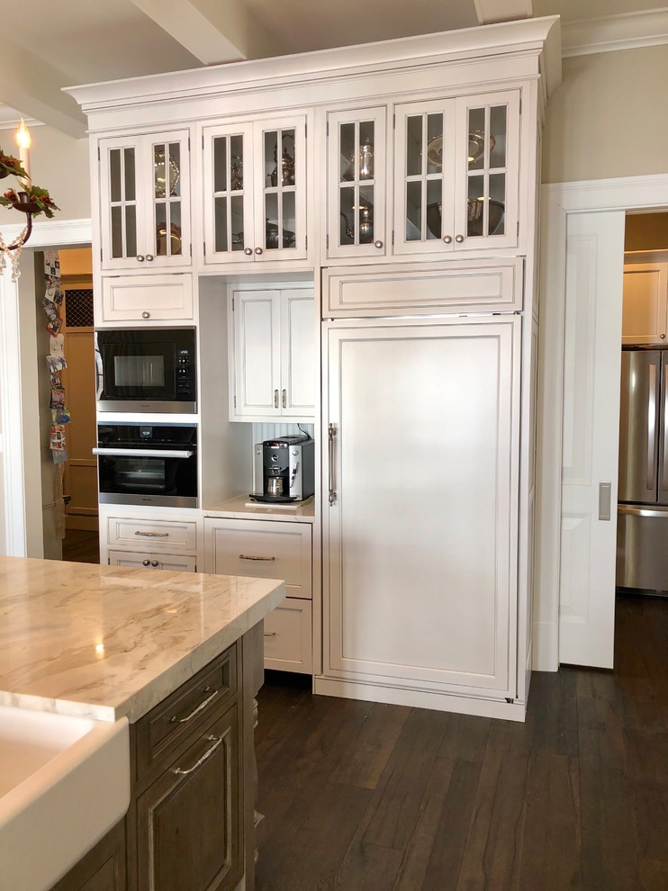 ワシントンD.C.にあるカントリー風のおしゃれなキッチン (インセット扉のキャビネット、白いキャビネット、白いキッチンパネル、セラミックタイルのキッチンパネル、濃色無垢フローリング、茶色い床) の写真