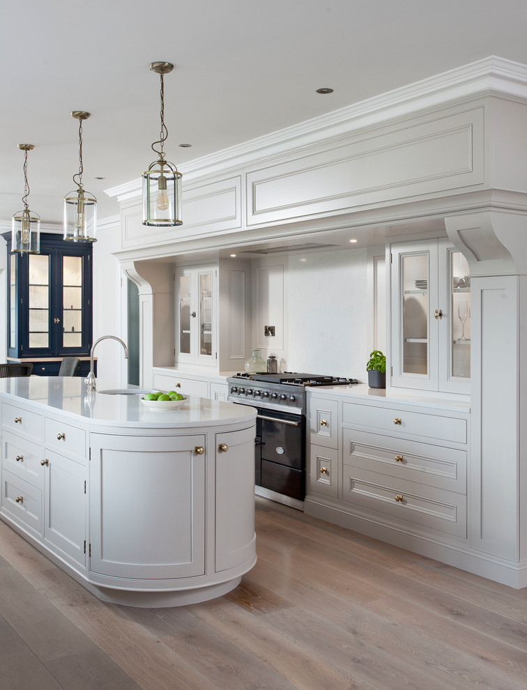 Example of a classic kitchen design in Dublin
