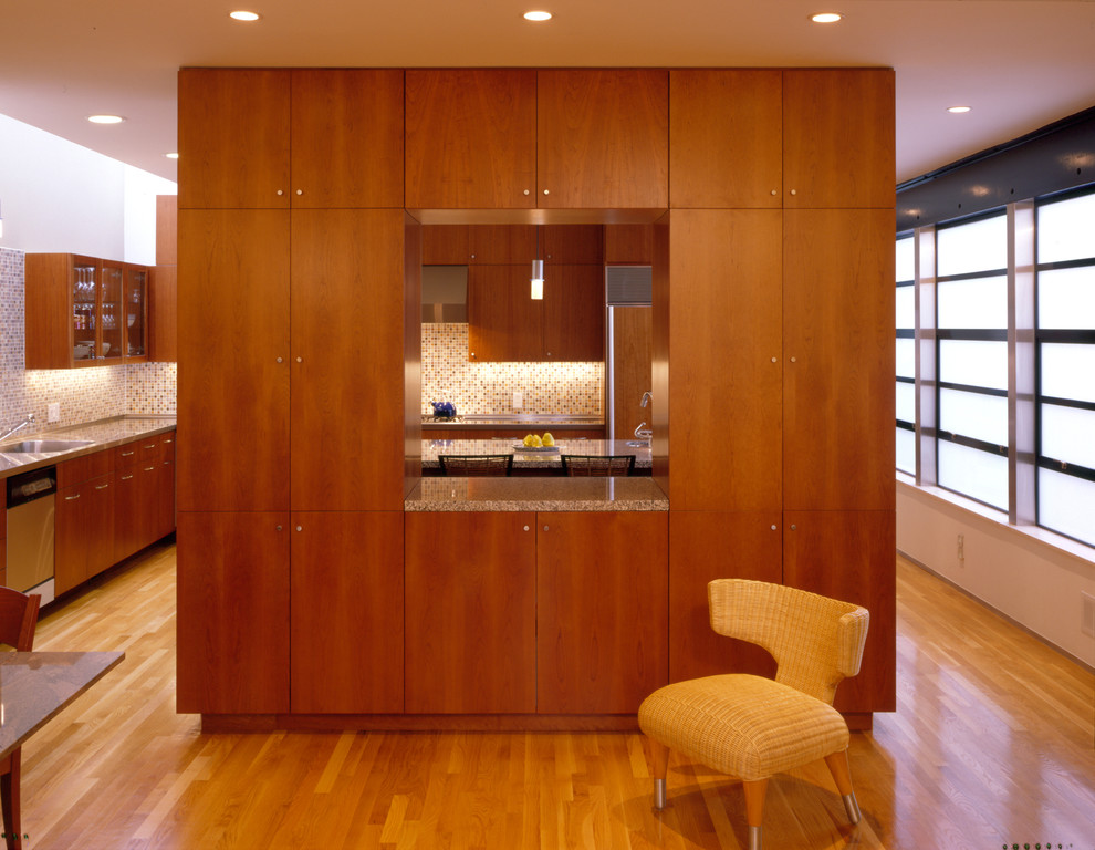 Foto på ett funkis kök, med bänkskiva i rostfritt stål