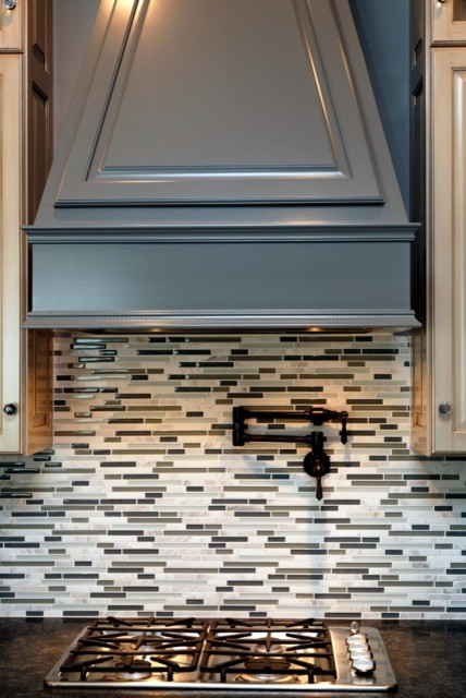 Mittelgroße Stilmix Küche mit profilierten Schrankfronten, Granit-Arbeitsplatte, bunter Rückwand, Rückwand aus Stäbchenfliesen und Elektrogeräten mit Frontblende in Louisville