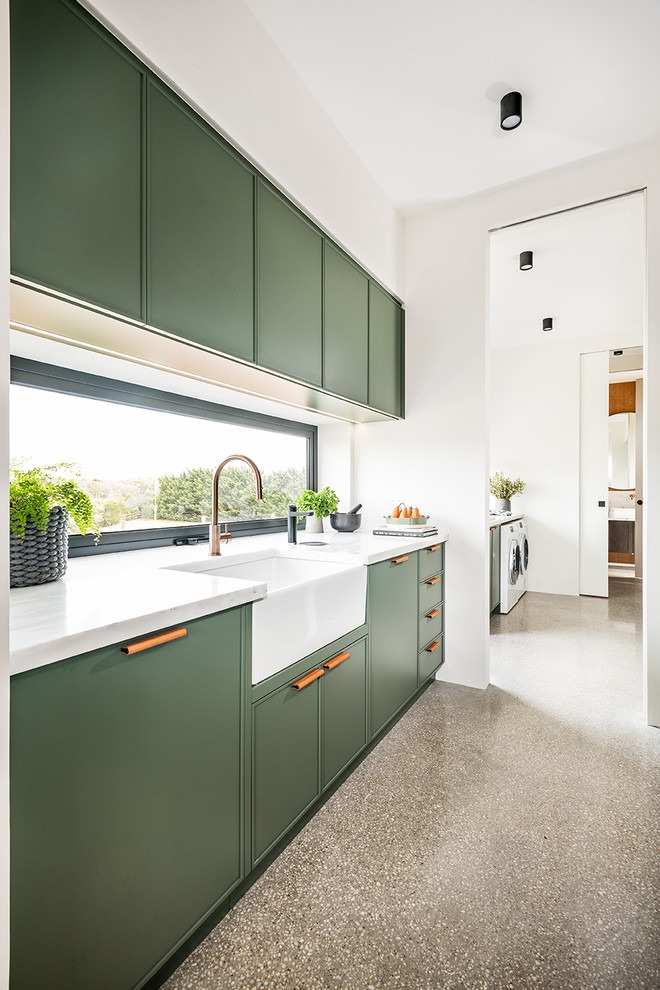 Inspiration för mellanstora moderna vitt kök, med en rustik diskho, skåp i shakerstil, gröna skåp, marmorbänkskiva, fönster som stänkskydd, integrerade vitvaror, betonggolv och grått golv