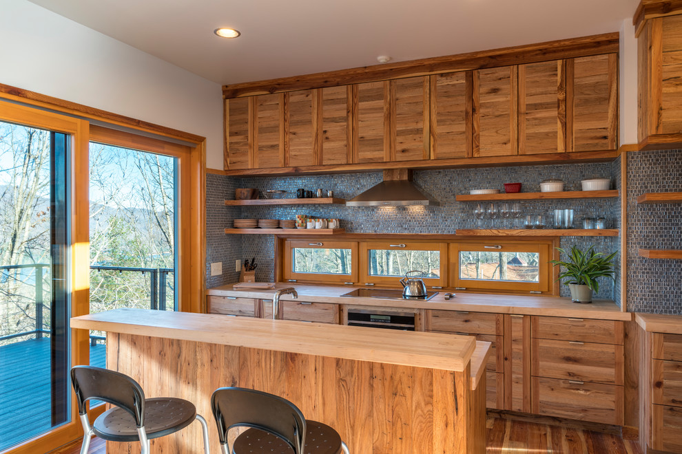 Moderne Küche mit offenen Schränken, hellbraunen Holzschränken, Arbeitsplatte aus Holz, Küchenrückwand in Grau, Rückwand-Fenster, braunem Holzboden und Kücheninsel in Denver