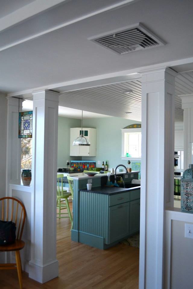 Ejemplo de cocina marinera de tamaño medio con fregadero bajoencimera, puertas de armario azules, salpicadero azul, suelo de madera clara y suelo beige