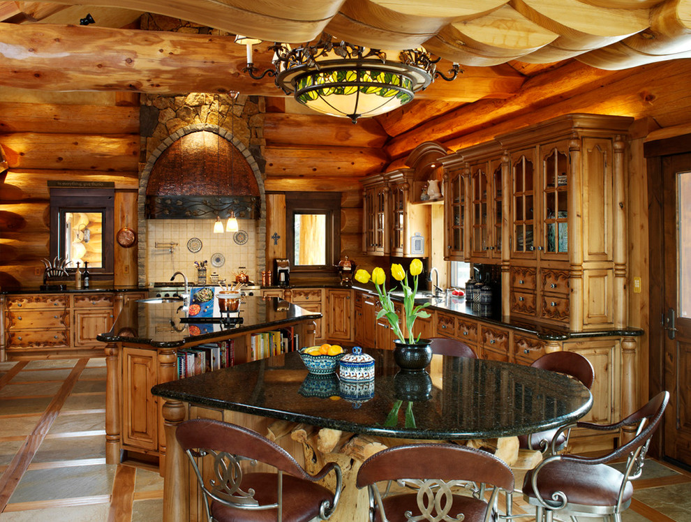 Rustikale Wohnküche in L-Form mit Glasfronten, hellbraunen Holzschränken, Küchenrückwand in Beige und Kücheninsel in Denver