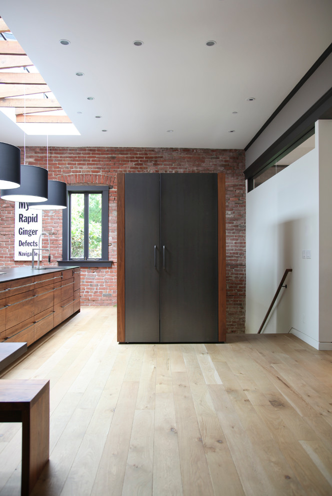 Diseño de cocina moderna con armarios estilo shaker, puertas de armario de madera oscura y electrodomésticos con paneles