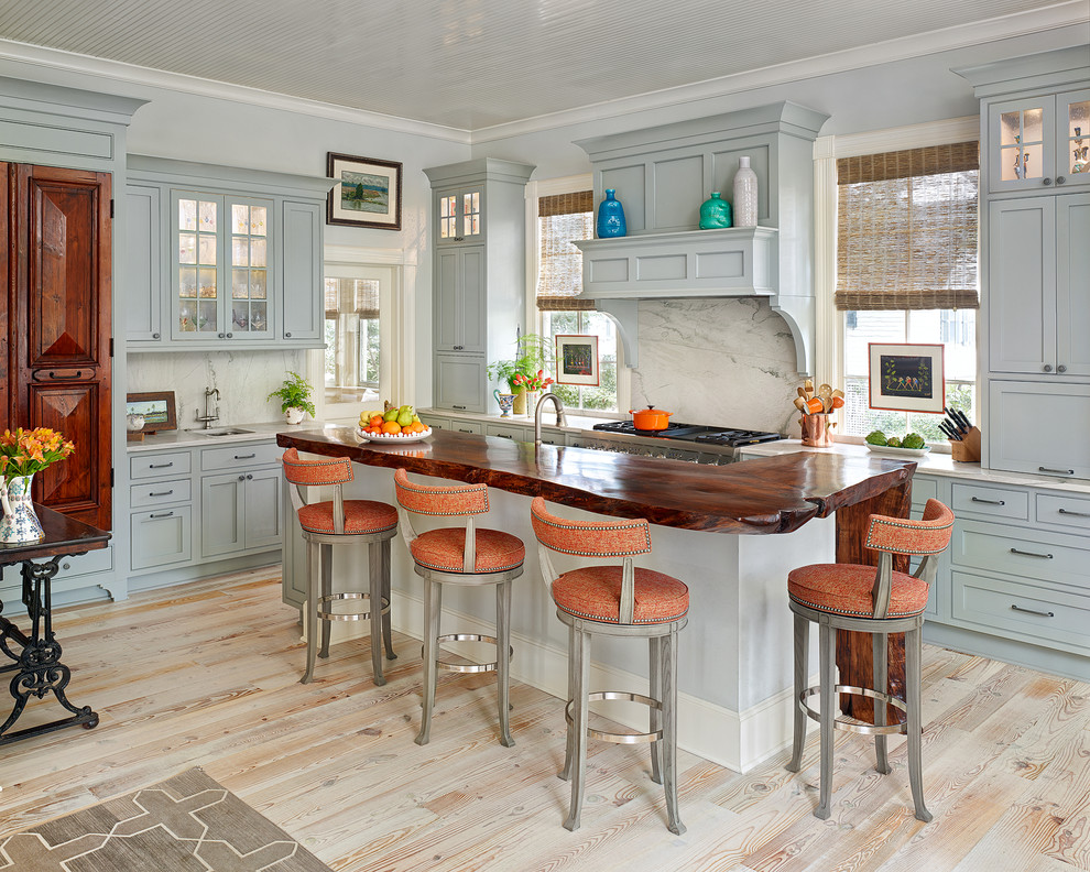 Klassische Küche mit Unterbauwaschbecken, Schrankfronten im Shaker-Stil, grauen Schränken, Küchenrückwand in Weiß, hellem Holzboden, Kücheninsel und Arbeitsplatte aus Holz in Charleston