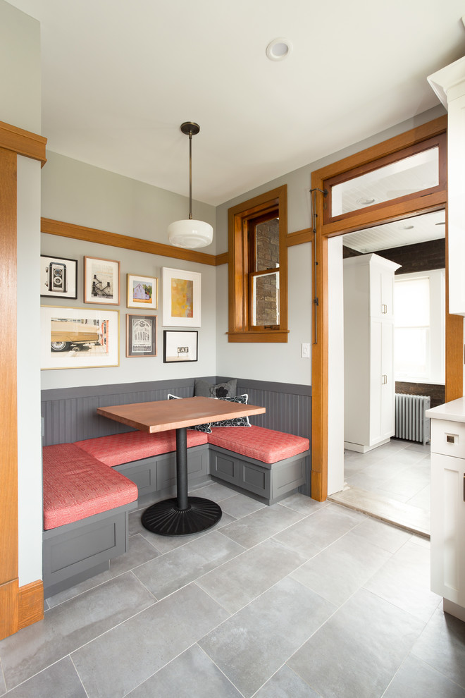 Amerikansk inredning av ett kök och matrum, med klinkergolv i porslin och grått golv