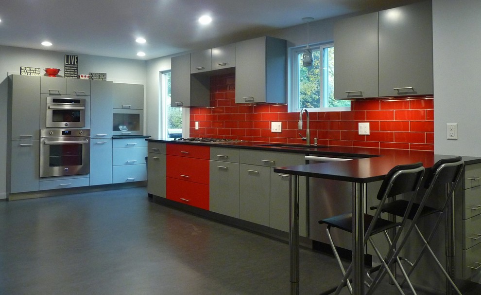 Idéer för att renovera ett mycket stort funkis kök, med släta luckor, rött stänkskydd, stänkskydd i glaskakel, rostfria vitvaror, en undermonterad diskho, grå skåp, linoleumgolv, bänkskiva i kvarts och svart golv
