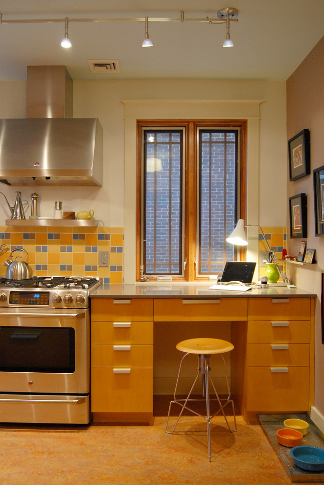 Стильный дизайн: кухня в современном стиле с плоскими фасадами, фасадами цвета дерева среднего тона и желтым фартуком - последний тренд