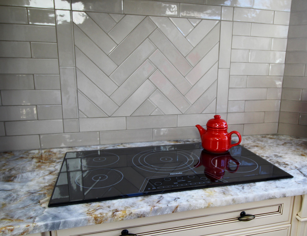 Idee per una cucina classica con lavello stile country, top in quarzite, paraspruzzi grigio e pavimento in marmo
