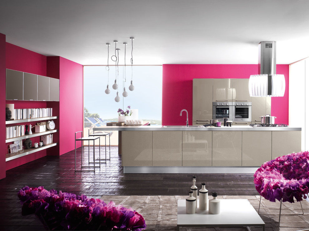 Foto på ett mellanstort funkis kök, med en dubbel diskho, öppna hyllor, beige skåp, bänkskiva i rostfritt stål, rosa stänkskydd, stänkskydd i keramik, rostfria vitvaror, klinkergolv i keramik och en köksö