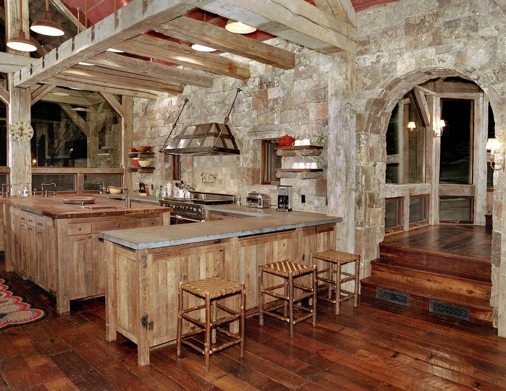 Источник вдохновения для домашнего уюта: кухня в стиле рустика с деревянной столешницей, техникой из нержавеющей стали и фартуком из каменной плитки