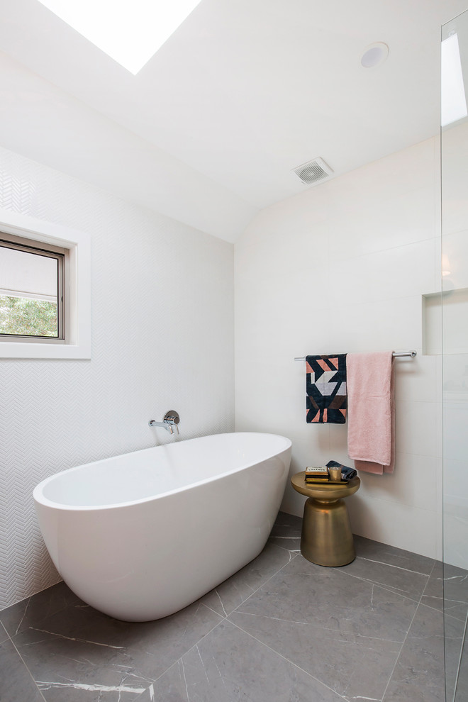 Réalisation d'une grande salle de bain design avec un placard à porte shaker, des portes de placard blanches, un sol en carrelage de porcelaine et un sol gris.