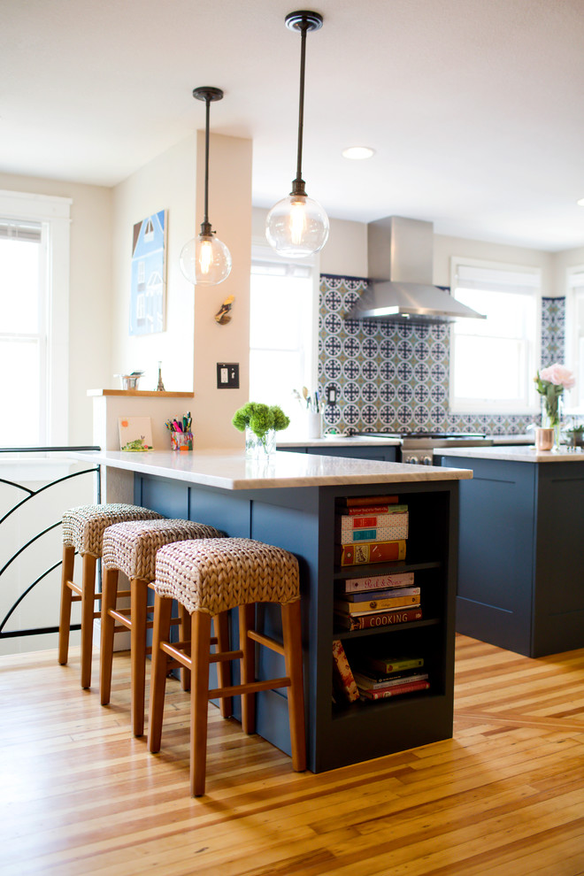 Mediterrane Küche mit Küchenrückwand in Blau und Rückwand aus Keramikfliesen in San Francisco