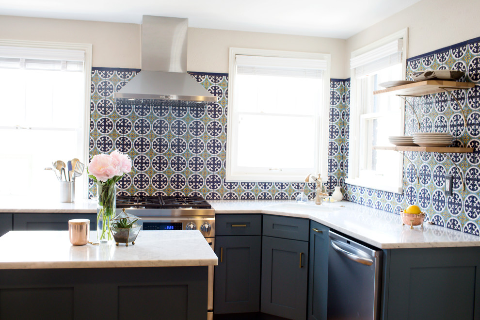 Foto på ett medelhavsstil kök, med blått stänkskydd och stänkskydd i keramik