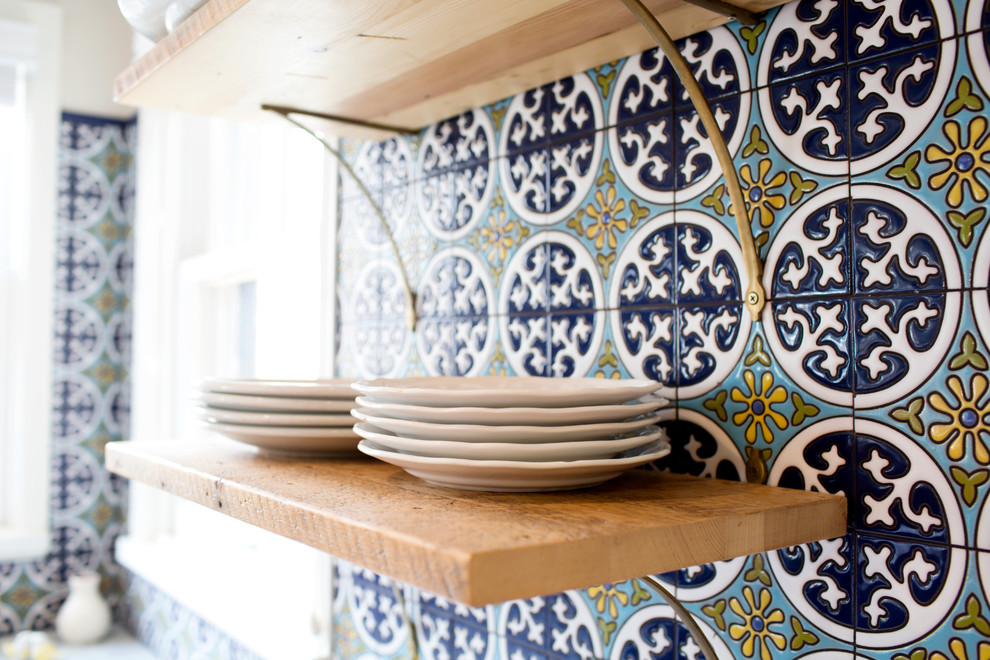 Foto di una cucina mediterranea con paraspruzzi blu e paraspruzzi con piastrelle in ceramica