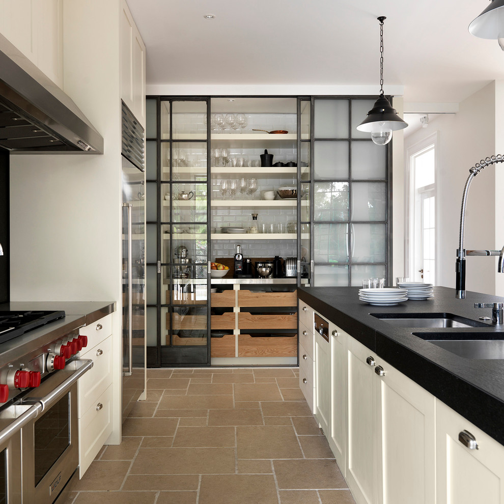 Zweizeilige Klassische Küche mit Doppelwaschbecken, Schrankfronten im Shaker-Stil, weißen Schränken, Küchengeräten aus Edelstahl und Travertin in Sydney