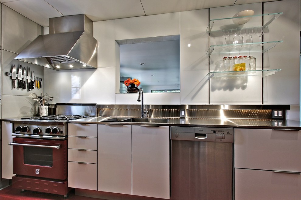 Moderne Küche mit integriertem Waschbecken, Edelstahl-Arbeitsplatte und bunten Elektrogeräten in Raleigh