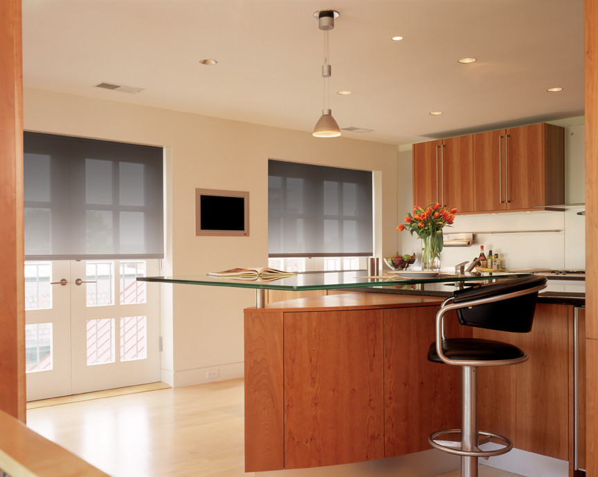 Idee per una cucina moderna di medie dimensioni con lavello sottopiano, ante lisce, ante in legno scuro, top in vetro, paraspruzzi bianco, parquet chiaro e pavimento beige