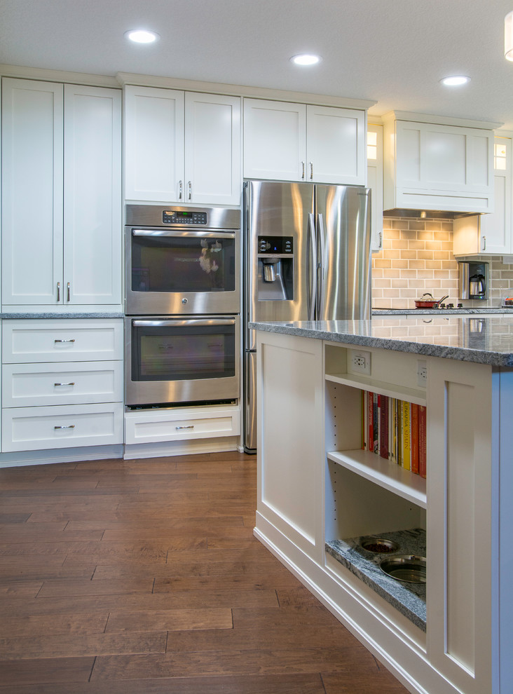 Moderne Wohnküche in L-Form mit Schrankfronten im Shaker-Stil, weißen Schränken, Küchenrückwand in Grau, Rückwand aus Metrofliesen, Küchengeräten aus Edelstahl und Kücheninsel in Tampa