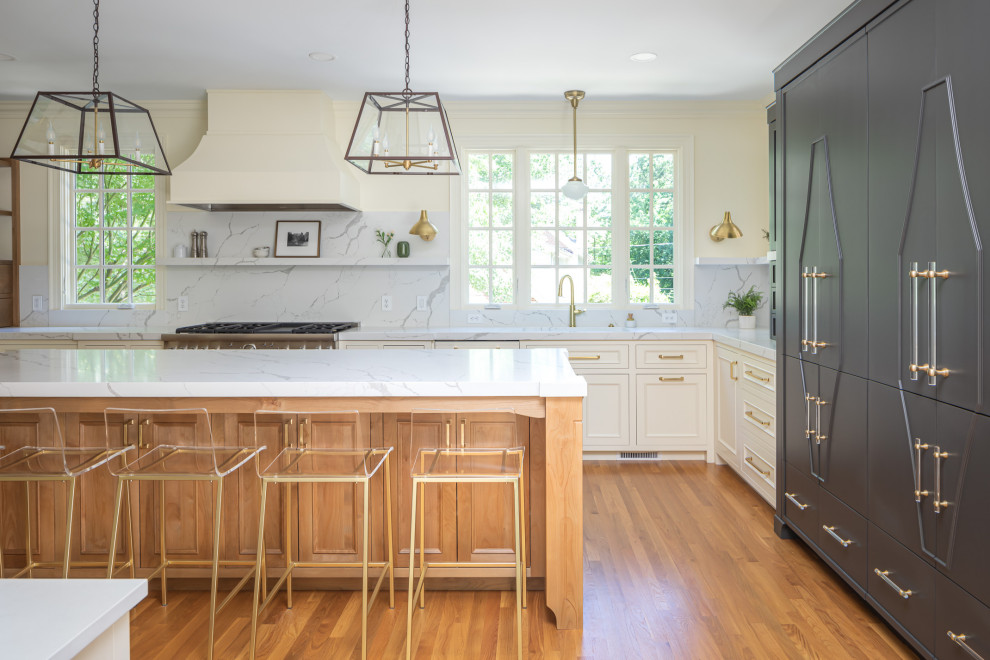 Idéer för att renovera ett stort vintage vit vitt u-kök, med en undermonterad diskho, vita skåp, bänkskiva i kvartsit, vitt stänkskydd, integrerade vitvaror, mellanmörkt trägolv, en köksö, brunt golv och luckor med infälld panel
