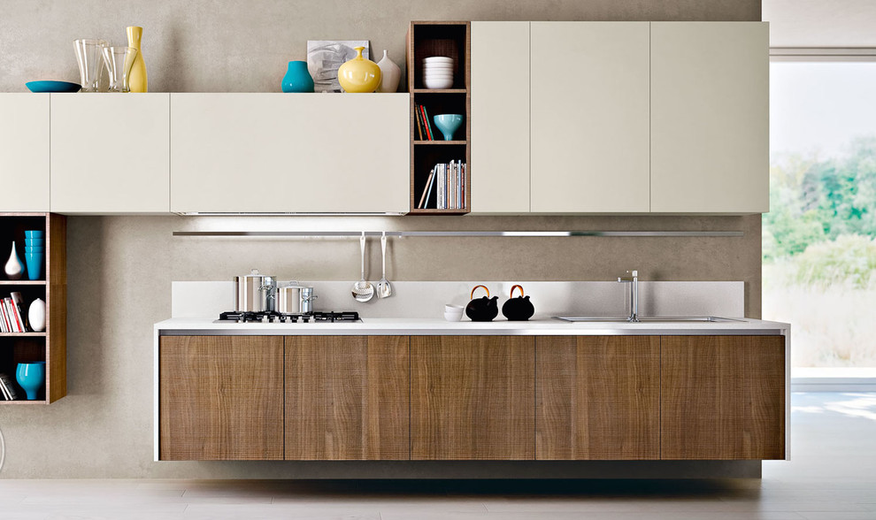 Foto di una cucina minimal di medie dimensioni con lavello da incasso, ante lisce, ante bianche, top in superficie solida e pavimento in gres porcellanato