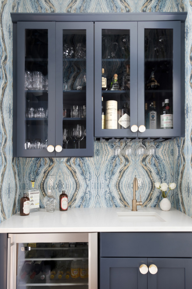 Idéer för ett litet modernt vit kök, med en undermonterad diskho, luckor med infälld panel, blå skåp, bänkskiva i kvarts, blått stänkskydd, rostfria vitvaror, mellanmörkt trägolv och brunt golv