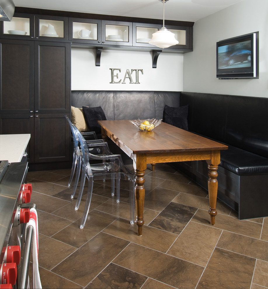 На фото: кухня в стиле неоклассика (современная классика) с обеденным столом, фасадами в стиле шейкер, темными деревянными фасадами и коричневым полом с