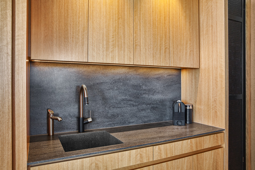 Cette image montre une cuisine design avec un évier intégré et un plan de travail en surface solide.