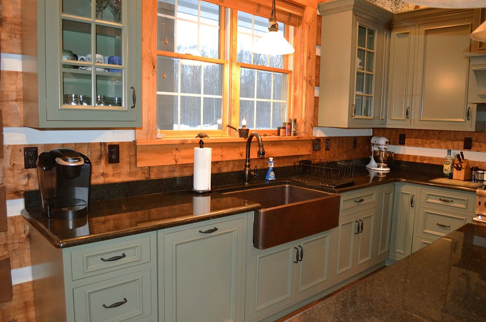 Foto på ett stort, avskilt rustikt u-kök, med en rustik diskho, gröna skåp, granitbänkskiva, mellanmörkt trägolv, luckor med infälld panel, rostfria vitvaror, brunt stänkskydd, stänkskydd i trä och en köksö