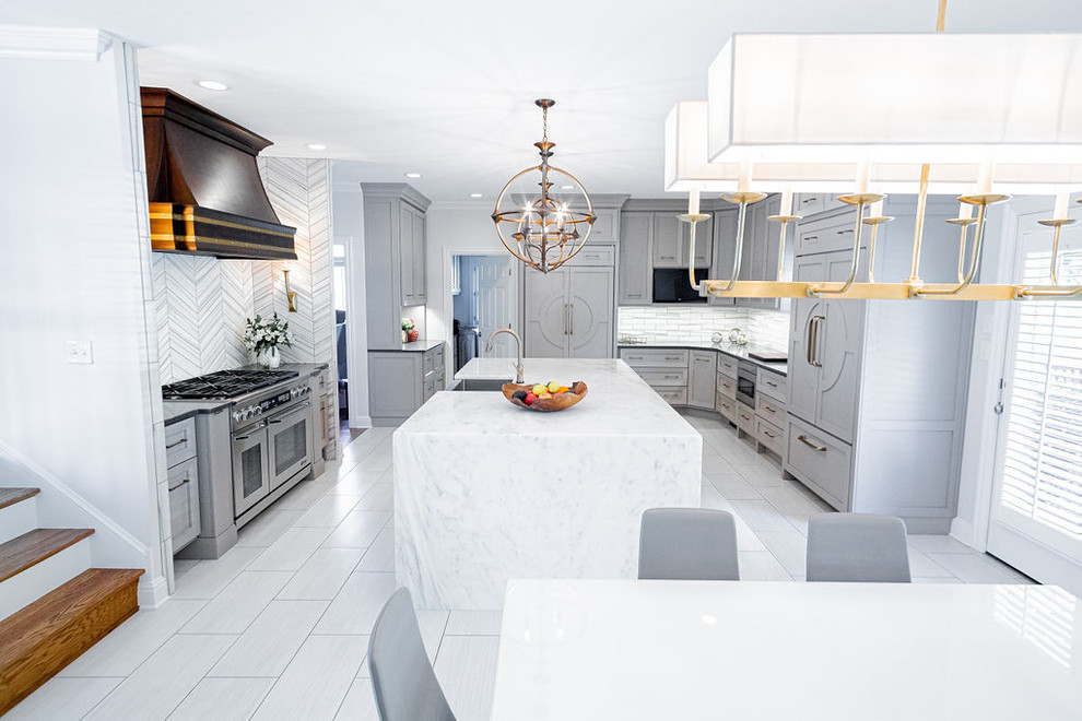 Exempel på ett stort modernt flerfärgad flerfärgat u-kök, med en rustik diskho, marmorbänkskiva, grått stänkskydd, stänkskydd i marmor, rostfria vitvaror, klinkergolv i porslin, en köksö och grått golv