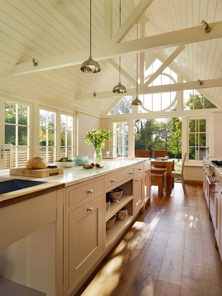 Foto di una grande cucina design con lavello da incasso, paraspruzzi multicolore, ante in stile shaker, ante beige e pavimento in legno massello medio