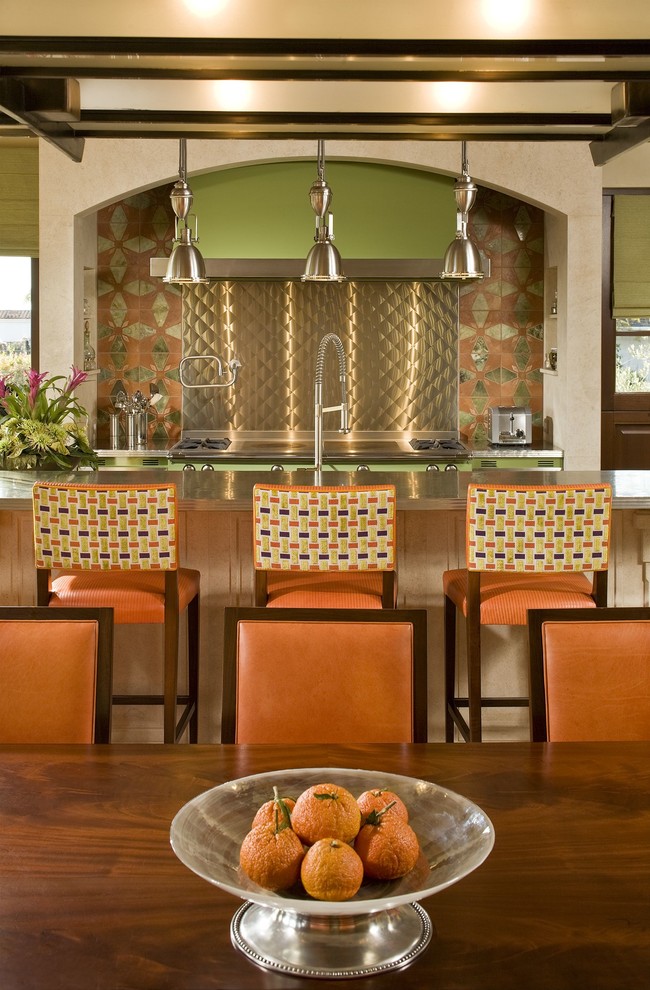 Große Moderne Wohnküche mit hellbraunen Holzschränken, Granit-Arbeitsplatte, Küchenrückwand in Orange, Rückwand aus Keramikfliesen, Küchengeräten aus Edelstahl und Kücheninsel in Orange County