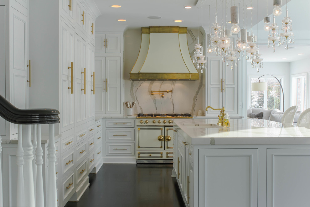 Inspiration för ett mycket stort vintage vit vitt kök, med en undermonterad diskho, luckor med infälld panel, gula skåp, bänkskiva i kvarts, vitt stänkskydd, integrerade vitvaror, mörkt trägolv, en köksö och brunt golv
