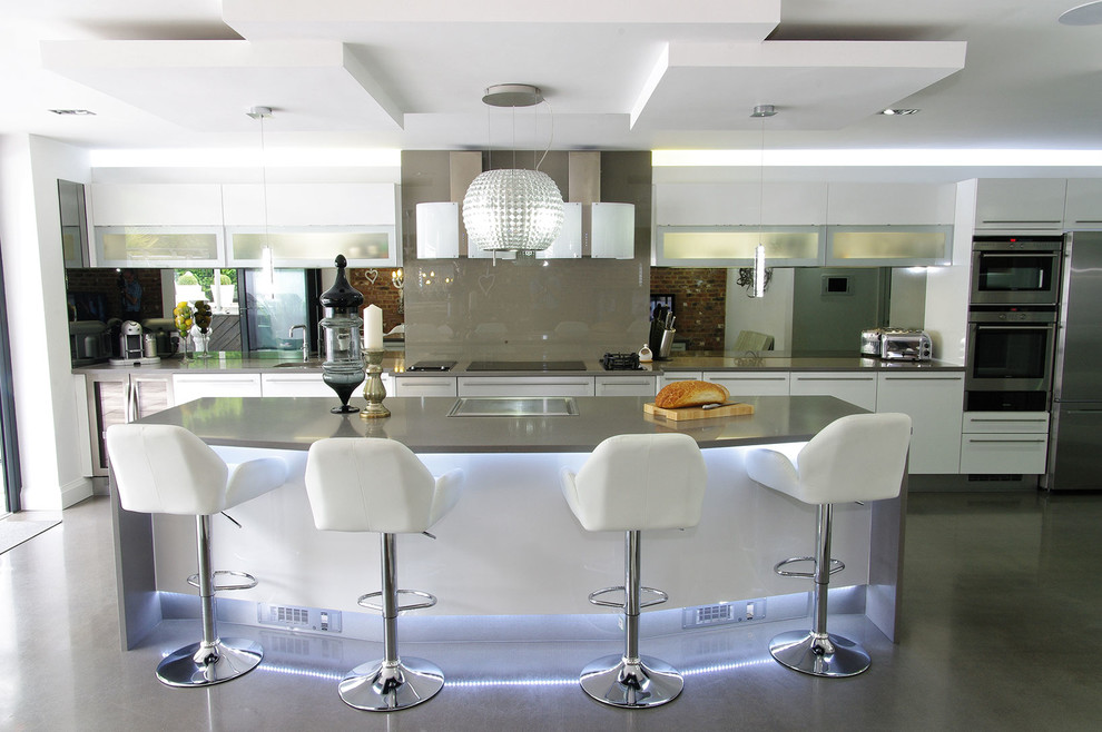 Immagine di un cucina con isola centrale design con ante lisce e ante bianche
