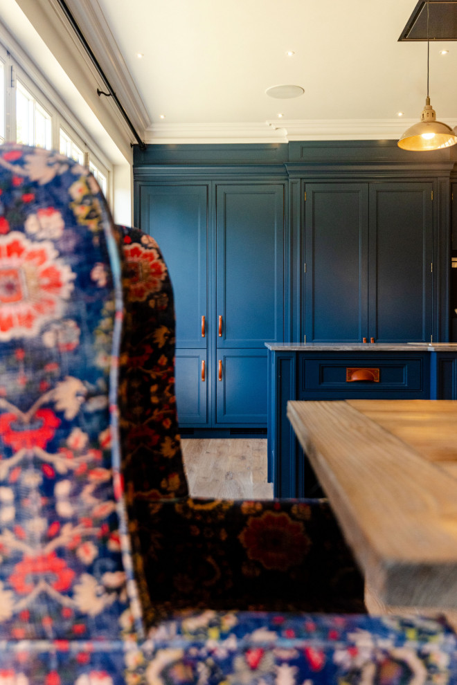 Offene, Zweizeilige, Große Moderne Küche mit Schrankfronten im Shaker-Stil, blauen Schränken, Marmor-Arbeitsplatte, schwarzen Elektrogeräten, Kücheninsel und grauer Arbeitsplatte in Dorset