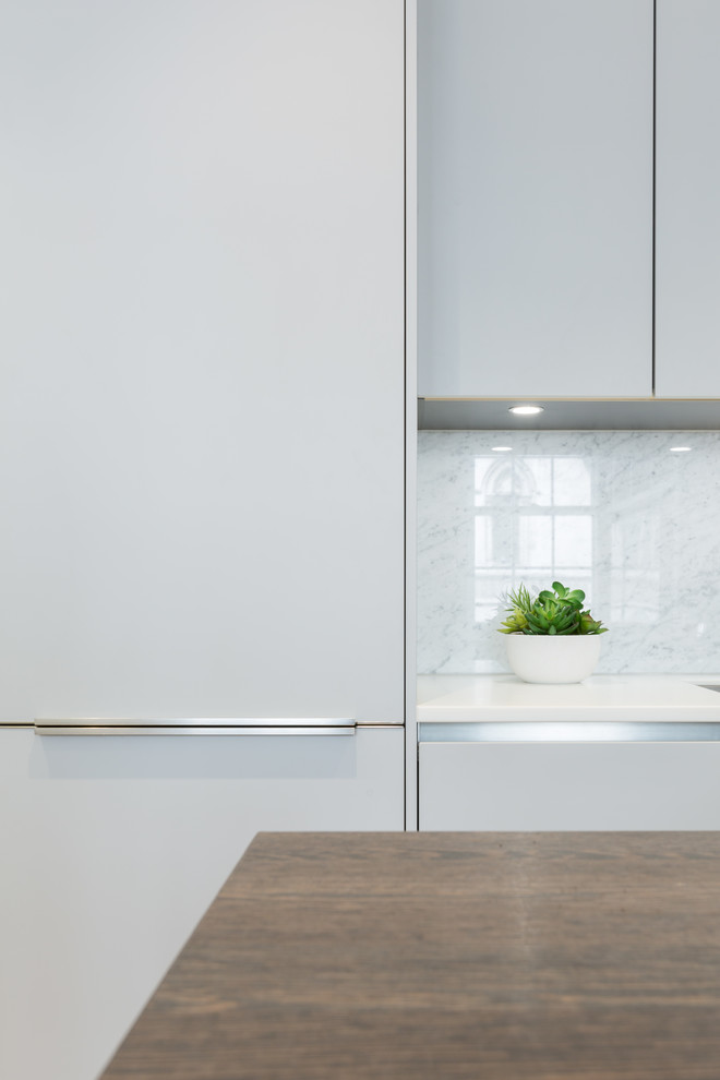 Exempel på ett mellanstort modernt vit vitt kök, med en undermonterad diskho, släta luckor, grå skåp, bänkskiva i koppar, grått stänkskydd, stänkskydd i marmor, integrerade vitvaror, ljust trägolv och brunt golv