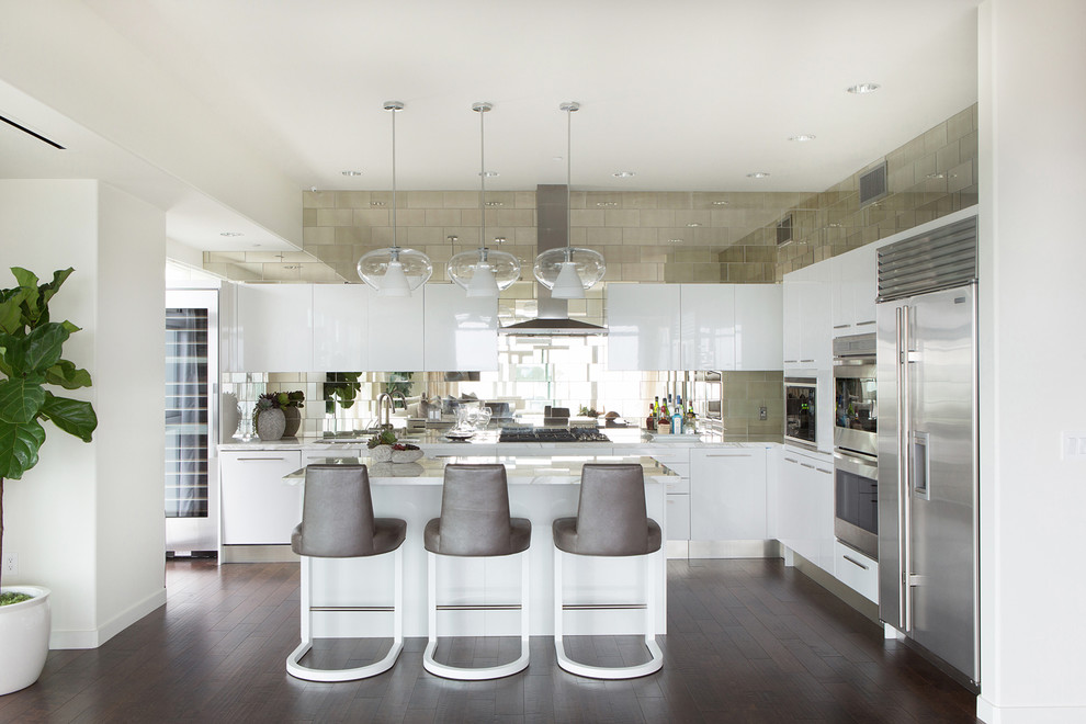 Esempio di una cucina design con lavello sottopiano, ante lisce, ante bianche, top in marmo, paraspruzzi grigio, paraspruzzi a specchio e elettrodomestici in acciaio inossidabile