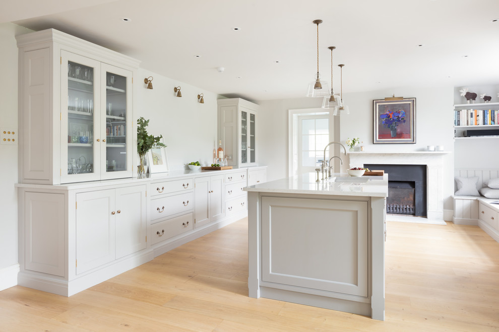Inspiration for a mid-sized transitional kitchen remodel in Hampshire