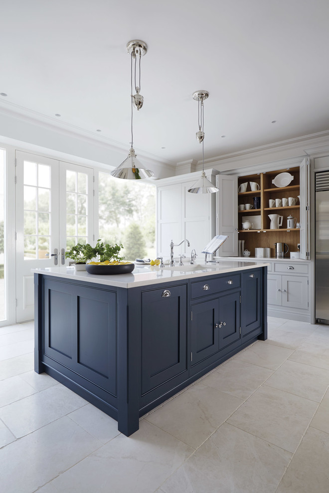 Diseño de cocina clásica grande cerrada con armarios estilo shaker, electrodomésticos de acero inoxidable, una isla, puertas de armario azules y suelo de mármol