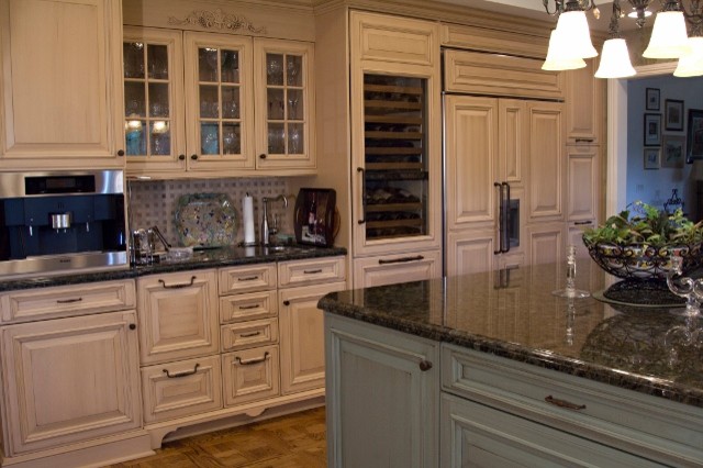 Foto de cocina clásica con armarios con paneles con relieve, puertas de armario con efecto envejecido, encimera de granito y una isla