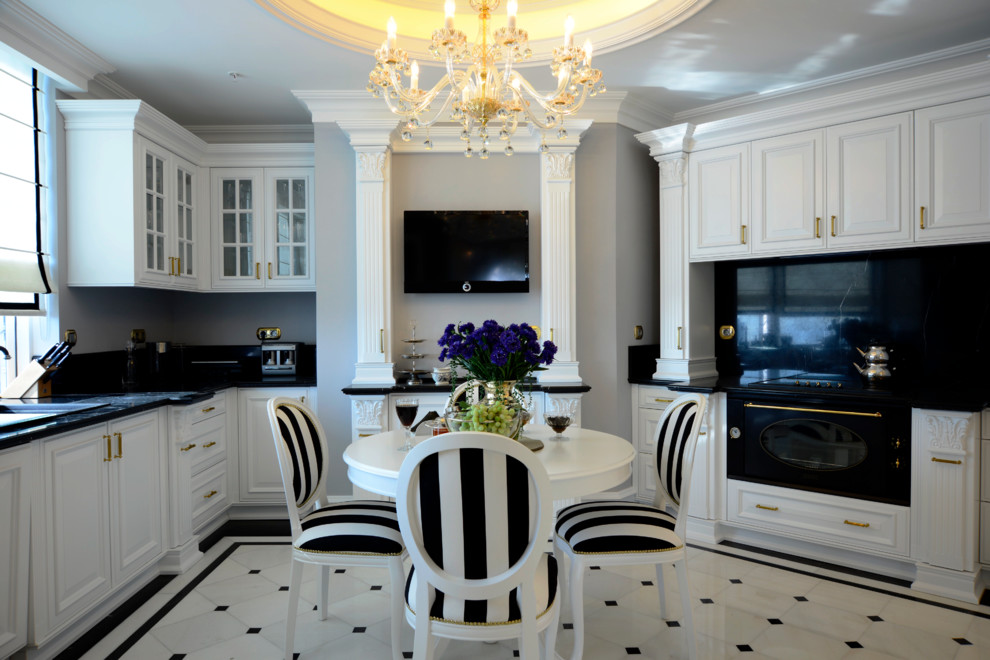 Idee per una cucina ad U classica di medie dimensioni con lavello a doppia vasca, top in onice, paraspruzzi nero, elettrodomestici neri e pavimento in marmo