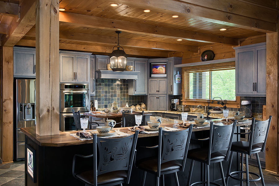 Esempio di una grande cucina stile rurale con lavello sottopiano, ante in stile shaker, ante grigie, top in granito, paraspruzzi blu, paraspruzzi con piastrelle di vetro, elettrodomestici in acciaio inossidabile e pavimento in ardesia
