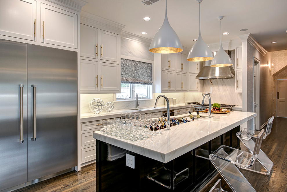 Foto på ett stort funkis kök, med en integrerad diskho, skåp i shakerstil, vita skåp, marmorbänkskiva, vitt stänkskydd, stänkskydd i sten, rostfria vitvaror, mörkt trägolv och en köksö