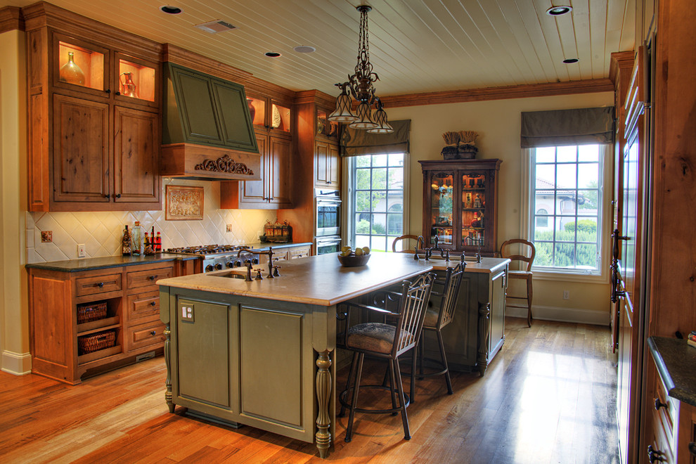 Exempel på ett klassiskt kök, med en undermonterad diskho, luckor med upphöjd panel, skåp i mellenmörkt trä och beige stänkskydd