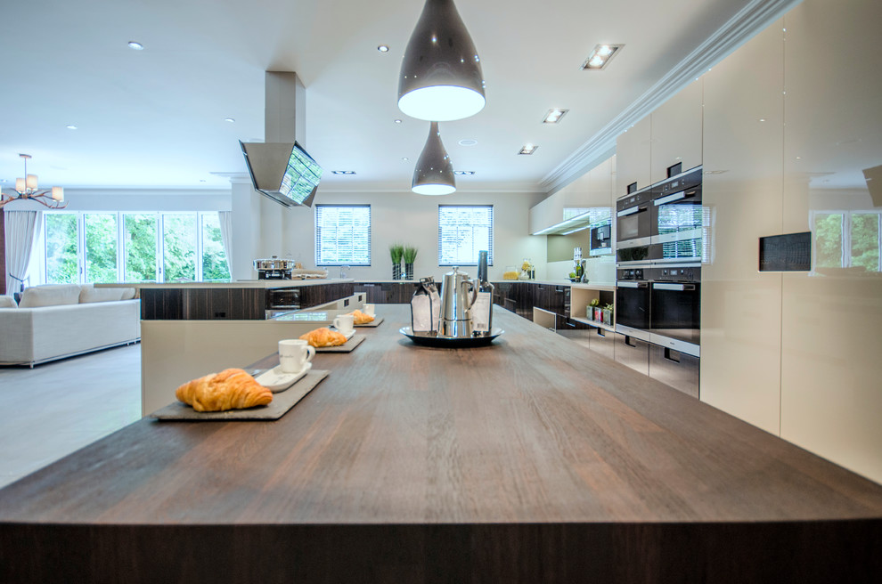 Inspiration for a contemporary kitchen in Berkshire.