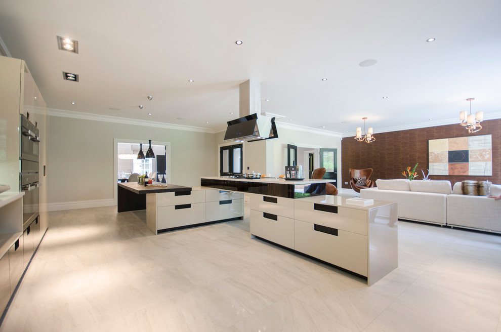 Moderne Küche mit flächenbündigen Schrankfronten, weißen Schränken, Küchengeräten aus Edelstahl, Kücheninsel und weißem Boden in Berkshire