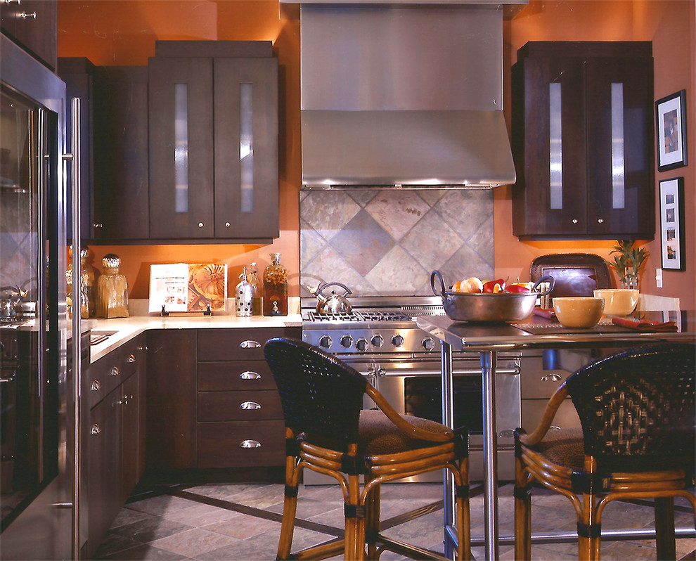Immagine di una cucina industriale di medie dimensioni con lavello sottopiano, ante lisce, ante nere, top in quarzo composito, paraspruzzi grigio, paraspruzzi in ardesia, elettrodomestici in acciaio inossidabile e pavimento in ardesia