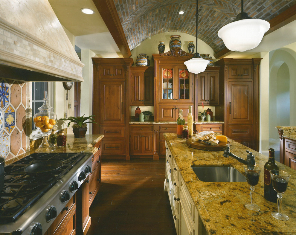 Idéer för att renovera ett stort amerikanskt kök, med en undermonterad diskho, luckor med upphöjd panel, skåp i mörkt trä, granitbänkskiva, flerfärgad stänkskydd, stänkskydd i terrakottakakel, rostfria vitvaror, mörkt trägolv och en köksö