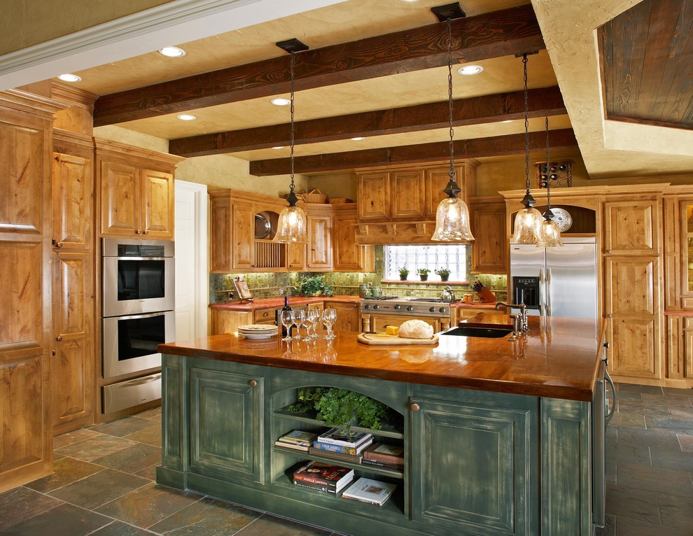 ダラスにあるラスティックスタイルのおしゃれなキッチン (シルバーの調理設備、木材カウンター、ヴィンテージ仕上げキャビネット) の写真